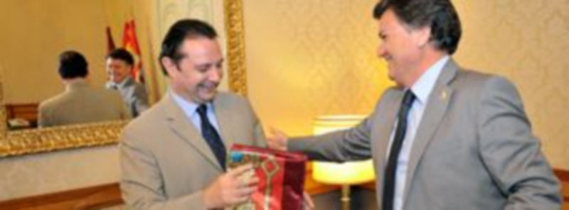 Arahuetes recibió una bandera de la Diputación de manos de Vázquez. /  Kamarero