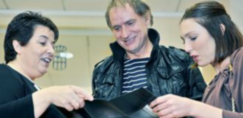 Clara Luquero muestra el programa de las obras a Nancho Novo y Verónica Larios. / Kamarero