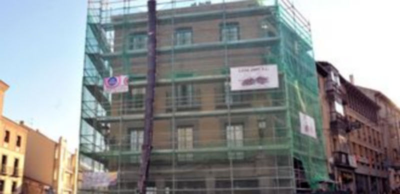 Edificio de viviendas y locales comerciales