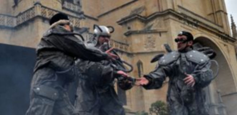 En el inicio del espectáculo los tres actores lucen trajes espectaculares. / Kamarero.