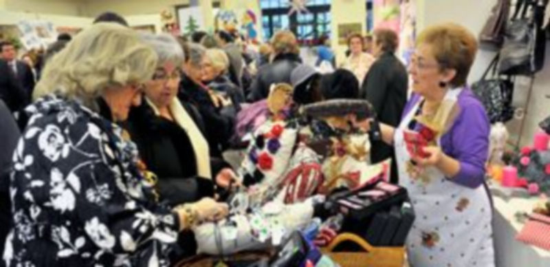 El público abarrotó las dependencias de la Casa del Sello que acogen el Rastrillo de la Asociación contra el Cáncer. / Kamarero