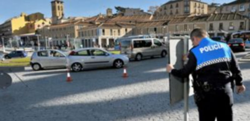Las señales colocadas en la Plaza de Artillería impidieron ayer el paso al casco antiguo por la calle de San Juan. / Kamarero.