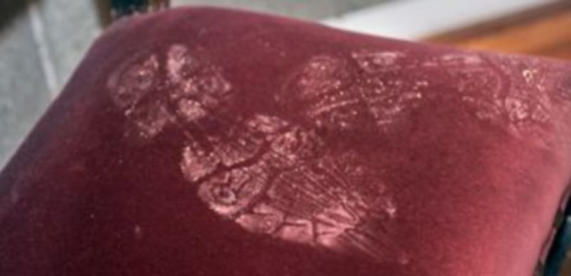 Las huellas dejadas por uno de los presuntos autores del robo fueron algunas de las primeras pruebas tomadas por los agentes de la Policía Científica de Segovia. / Kamarero