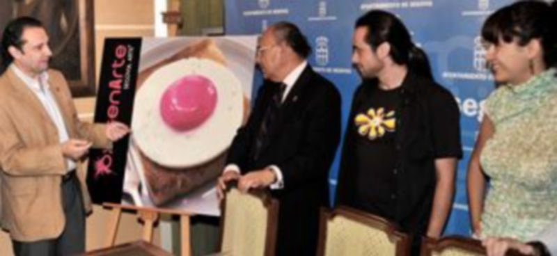 Autoridades y artistas contemplan el cartel del festival