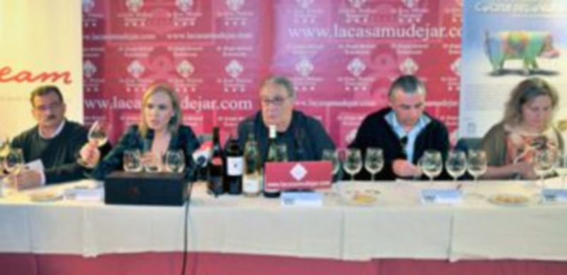 Los especialistas dirigiendo la cata de vino. / Kamarero