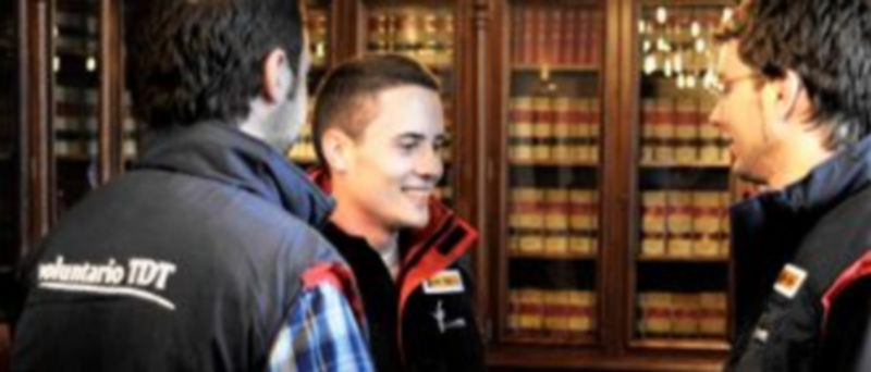 Imagen de archivo de algunos voluntarios que ayudaron a la implantación de la TDT en Segovia. / KAMARERO