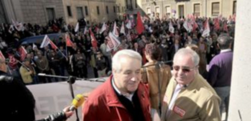 Fernando Fernández (UGT) e Ignacio Velasco (CCOO) fueron los encargados de leer el manifiesto. / kamarero