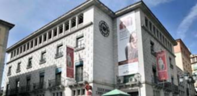 Fachada principal de Caja Segovia sobre la que la Fiscalía provincial ha iniciado una investigación. / Kamarero