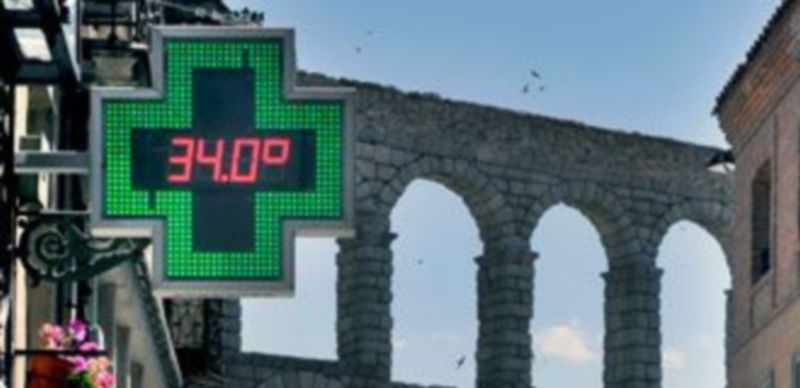 Imagen de archivo del termómetro situado a la entrada de una farmacia próxima al Azoguejo. / Kamarero