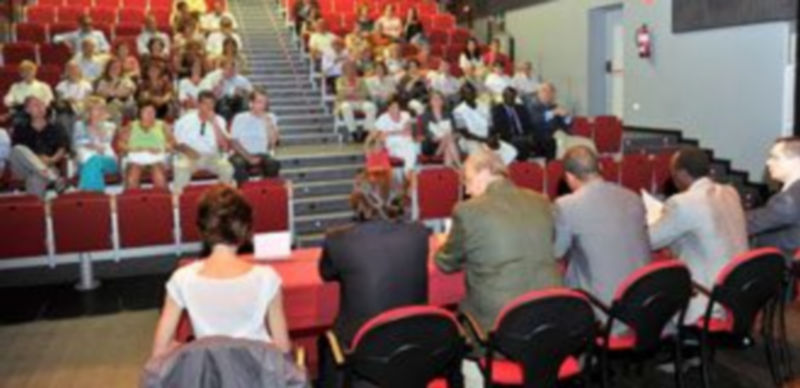 Imagen del aspecto que presentaba la sala Ex.Presa ayer momentos antes de que diese inicio la mesa-coloquio en la que se debatió la situación actual de Mali. / Kamarero