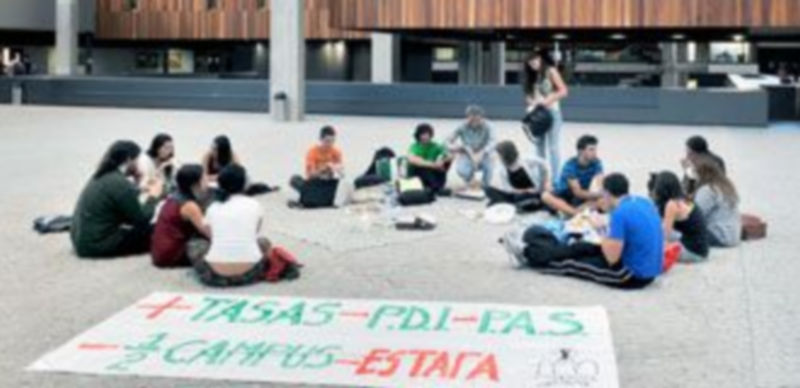 Los integrantes de Segovia en vela organizaron una comida informal en la plaza del campus para denunciar las carencias de las nuevas instalaciones. / Kamarero