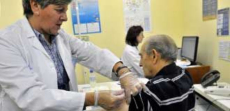 La Consejería ha pedido a los profesionales sanitarios para que acudan a recibir la dosis profiláctica. / Kamarero