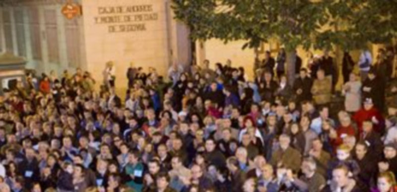 Los ciudadanos concentrados ante Caja Segovia el pasado sábado