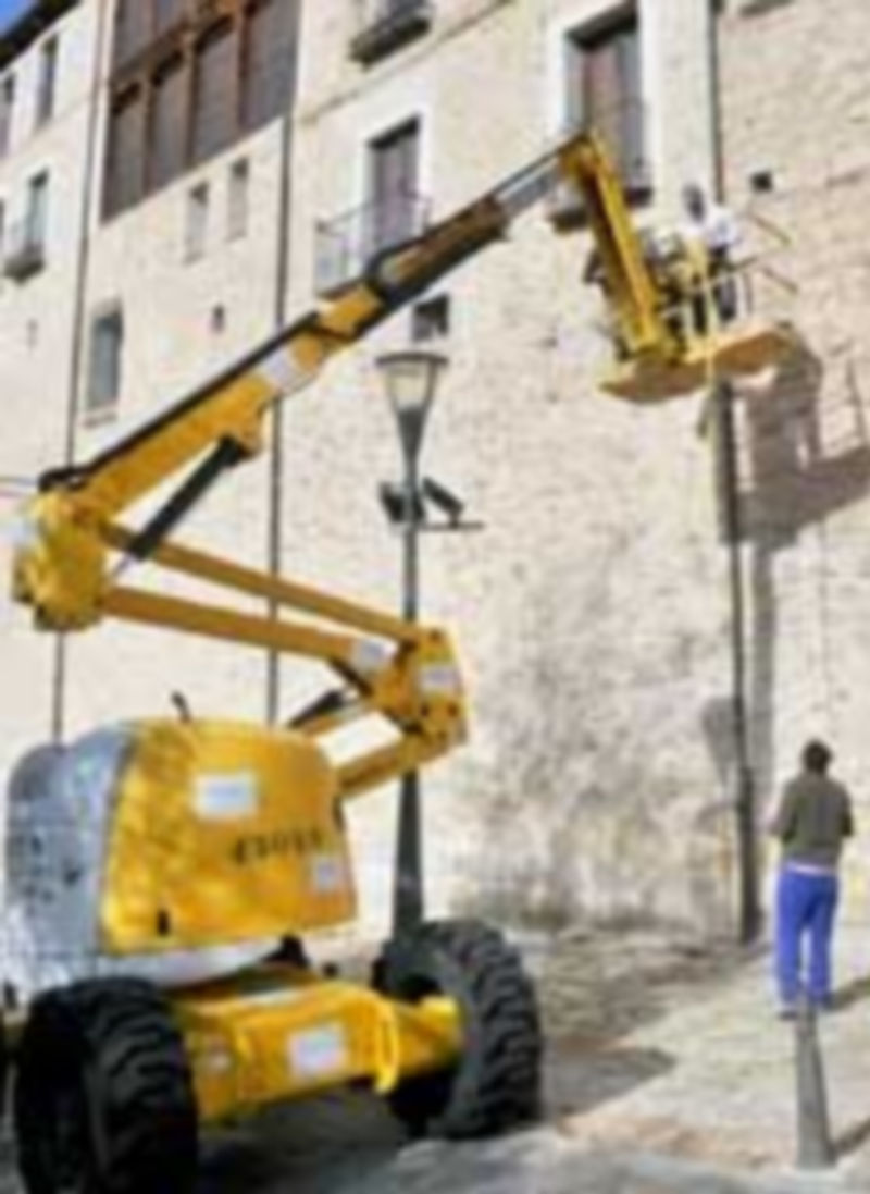 Los técnicos trabajan ayer en la zona de muralla próxima a El Salón. / Kamarero