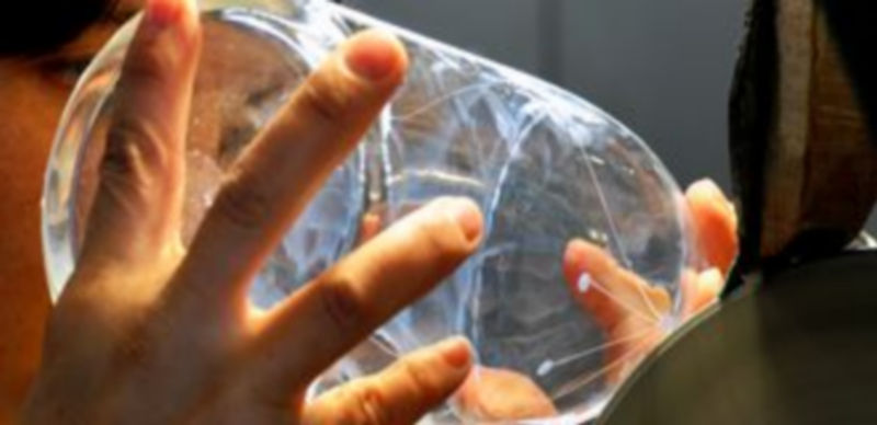 Fotografía de archivo de un participante en un taller de vidrio trabajando. El taller promovido por el CNV tiene ocho plazas para la especialidad de vidrieras./ Kamarero