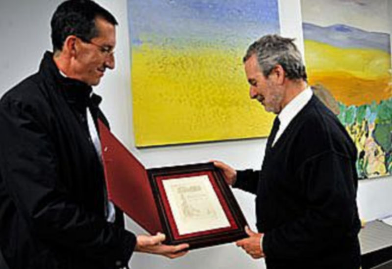 El coronel Emilio Montero entregó un bonito grabado al editor de este periódico