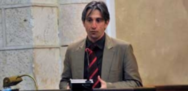 Cuando Segovia quiso ser autonomía 1 El profesor Enrique Berzal analizó la creación de Castilla y León. / Kamarero