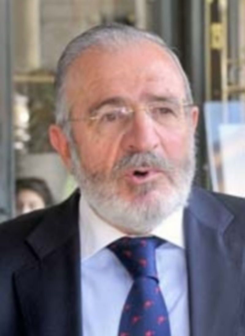 Agustín Díaz de Mera anima a participar en las elecciones. / Kamarero