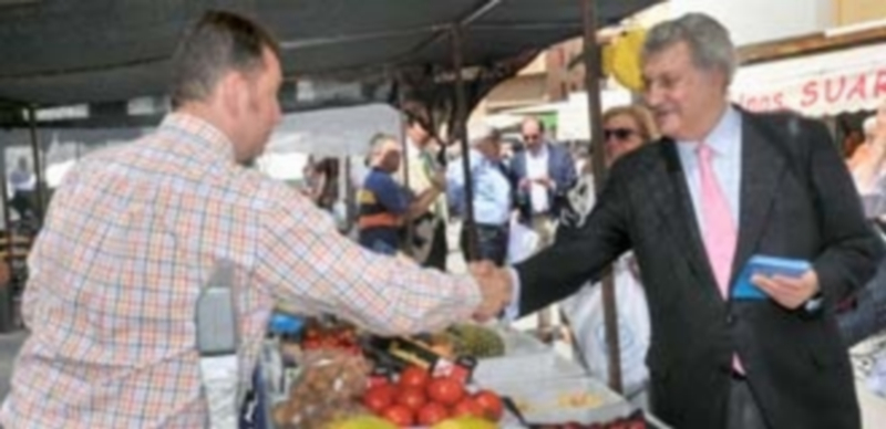 Jesús Posada saluda a un vendedor en el mercado de los sábados de Segovia. / Kamarero
