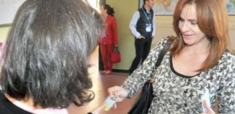 La consejera Silvia Clemente depositó su voto en Segovia. / Kamarero