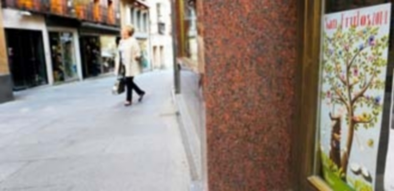 Los comerciantes defienden que el cambio de la fiesta perjudica al sector 1 Cartel de la festividad de San Frutos en un comercio de la ciudad de Segovia. / Kamarero