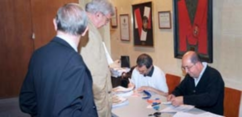 Socios renovando los carnets de Cine-Club Studio