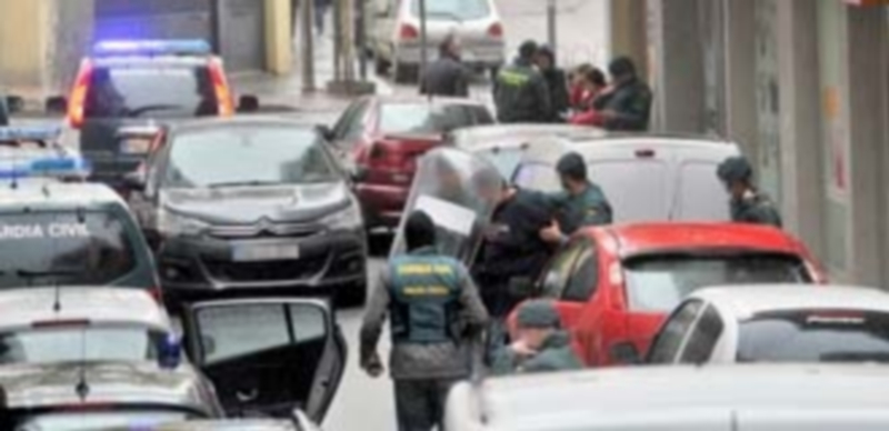 Operativo del registro de un domicilio de la calle Velázquez de la capital segoviana en una redada antidroga. / Kamarero