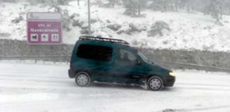 Un vehículo se dispone a bajar desde el Puerto de Navacerrada