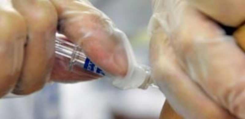 La primera dosis de la vacuna frente al papilona humano se administrará desde hoy hasta el día 5 de diciembre. / Kamarero