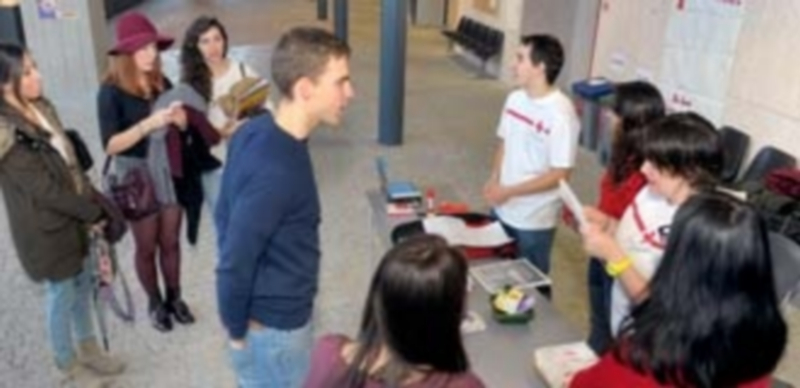 Un estudiante partipa en un juego de preguntas sobre el VIH realizadas por voluntarios de Cruz Roja. / Kamarero