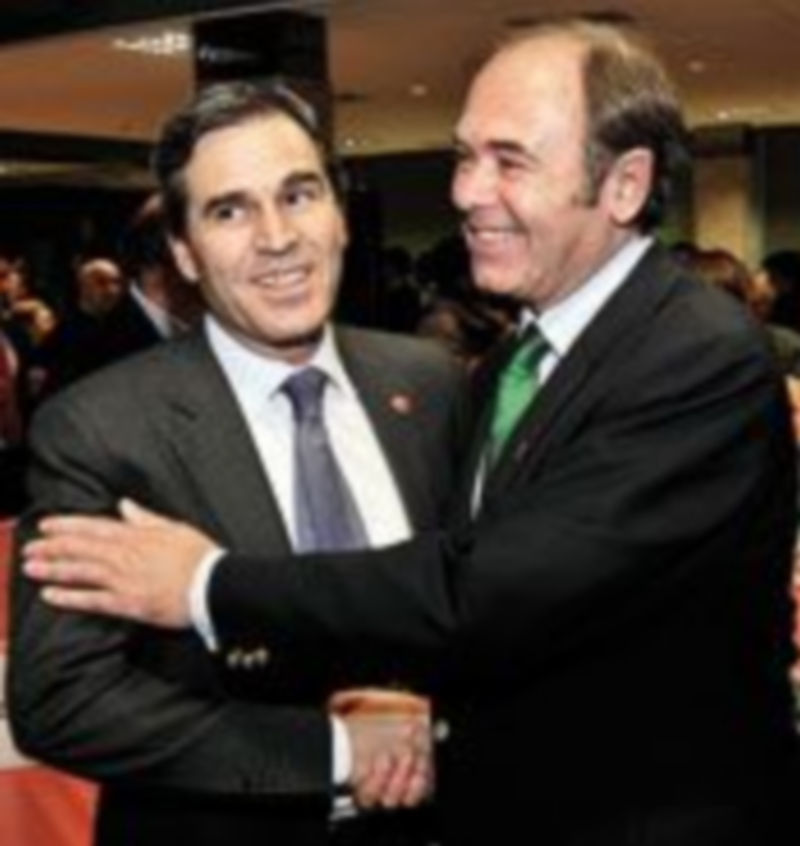 García Escudero saluda al procurador Sanz Vitorio antes de la reunión./KAMARERO