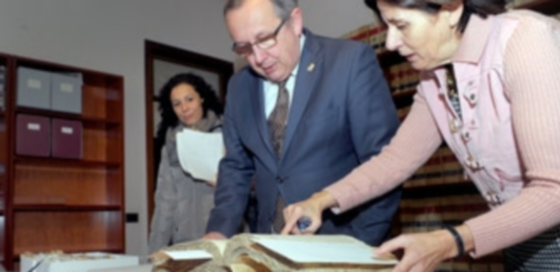 Ana Laviña muestra a Javier López-Escobar y Ruth Llorente parte de los fondos del Archivo Histórico de Segovia. / Kamarero