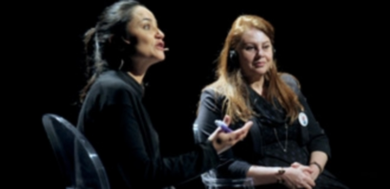 Mayte Carrasco (iz.) conversa con activista kurda Diana Nammi en la inauguración del V Encuentro. / Kamarero