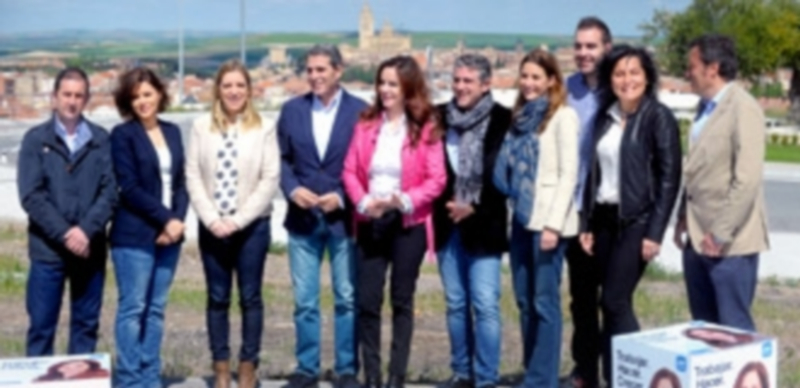 La candidatura autonómica del Partido Popular posó  en una de las plazas del barrio de Ciudad y Tierra de Segovia. / Kamarro