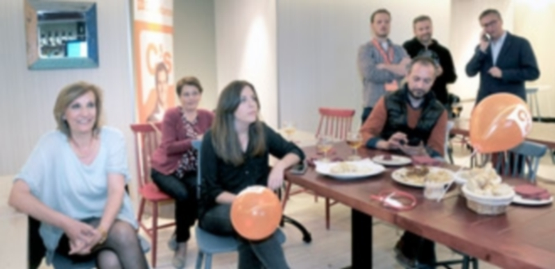 María José García Orejana (izd) siguió el escrutinio de los votos junto a otros compañeros de Ciudadanos. /El Adelantado