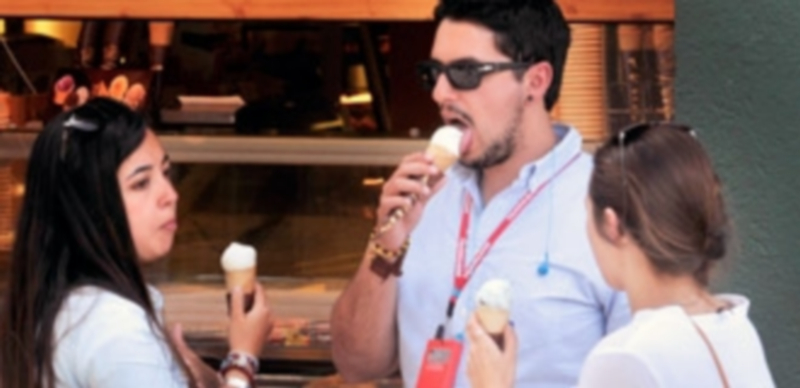 Sanidad pone en marcha un nuevo plan contra los efectos del calor 1 Un grupo de personas consume helados para combatir el calor / El Adelantado