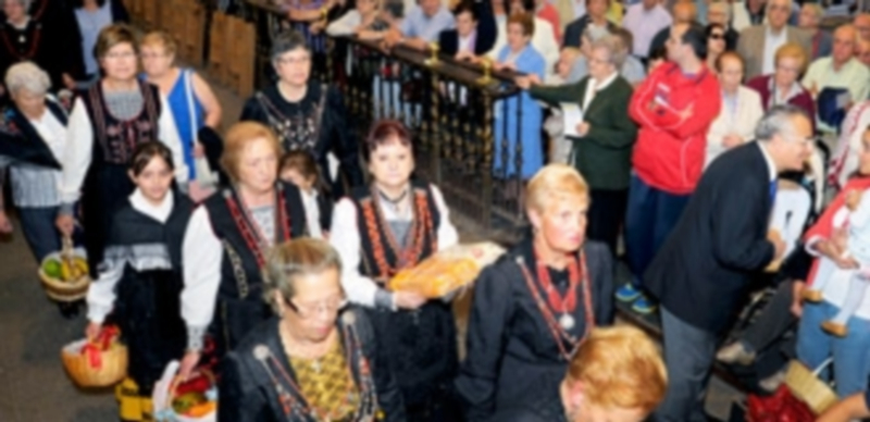 UNA OFRENDA CON FRUTOS DE MISIÓN 1 La Via Sacra de la Catedral se llenó de representantes de asociaicones que llevaron hasta el altar mayor sus ofrendas a La Fuencisla./ fotos: kamarero