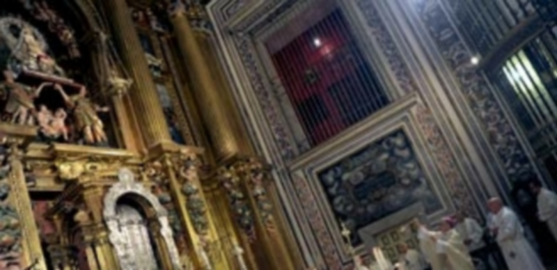 El obispo inciensa el retablo que preside la imagen de la patrona de Segovia antes de iniciar la misa. / Kamarero