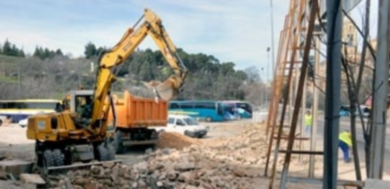 A la derecha de la fotografía puede apreciarse la estructura metálica del cartel donde se anunciaba la promoción inmobiliaria. / Kamarero