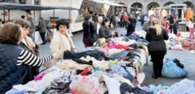 El mercado de los jueves en la Plaza Mayor podría cambiar su imagen si todas las partes se ponen de acuerdo. / Kamarero