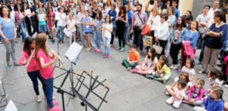 Numerosos ciudadanos disfrutaron ayer por la tarde del paseo musical. / kamarero