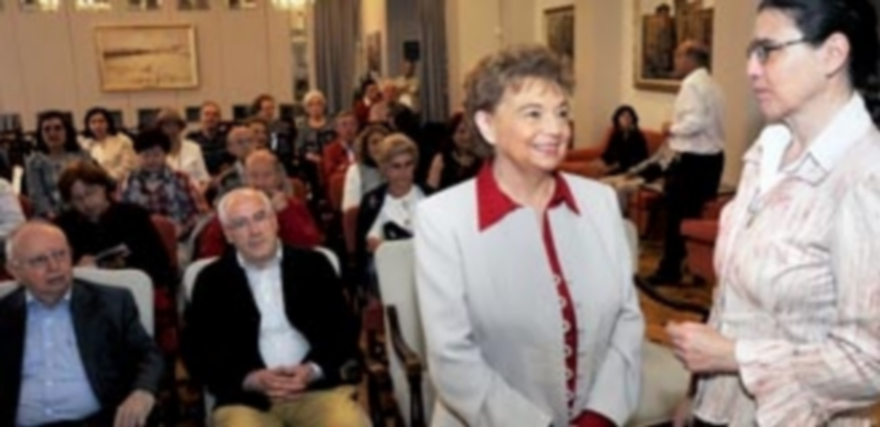 María Remedios Prieto y Ana Belén Sánchez llenaron el salón de actos del Casino de la Unión en su conferencia. / Kamarero