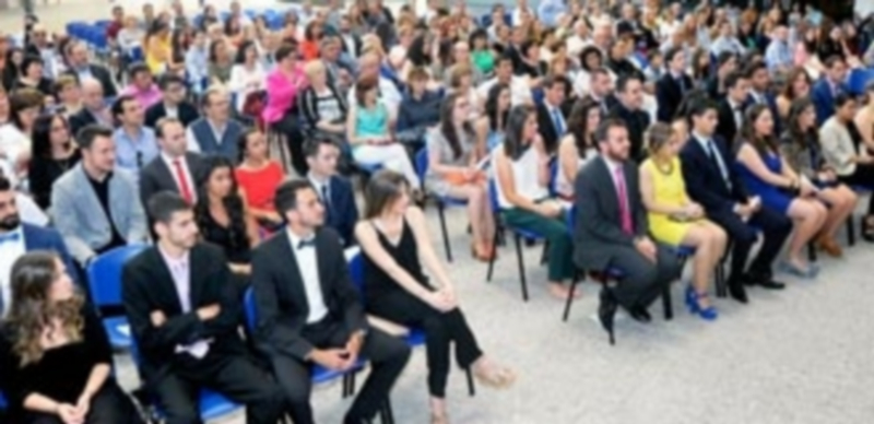 Más de medio millar de personas participaron en la última ceremonia de graduación del curso 2015/2016 en el campus María Zambrano de la Universidad de Valladolid./ kamarero