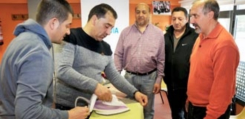 Fundación del Secretariado Gitano organizó un taller de planchado para hombres en el Centro de San José. / KAMARERO