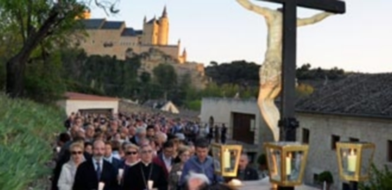 Un itinerario de fe por las huellas de Juan de la Cruz 1 El via crucis ofreció momentos de gran belleza. / Kamarero