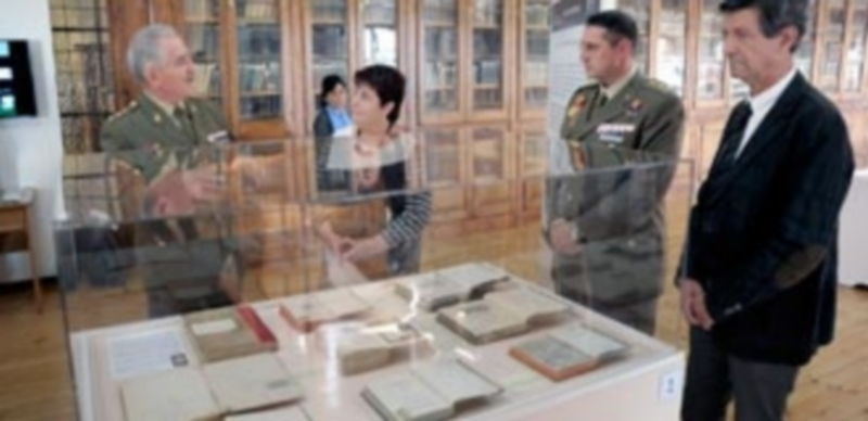 El coronel Francisco Morejón Rodríguez explica a la alcaldesa