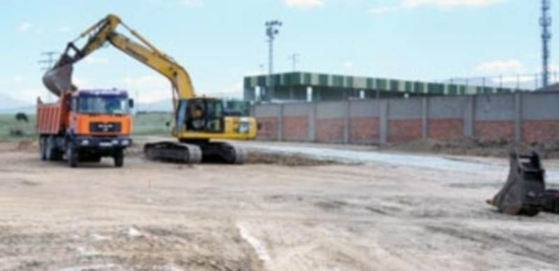 Ya ha comenzado el movimiento de tierras para acondicionar la parcela municipal que acogerá el ferial. / KAMARERO