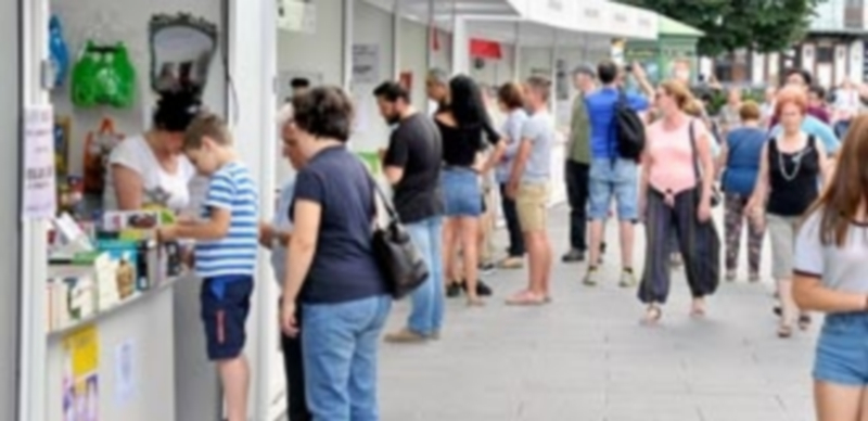 La Feria del Libro permanecerá en la Avenida del Acueducto hasta el próximo domingo