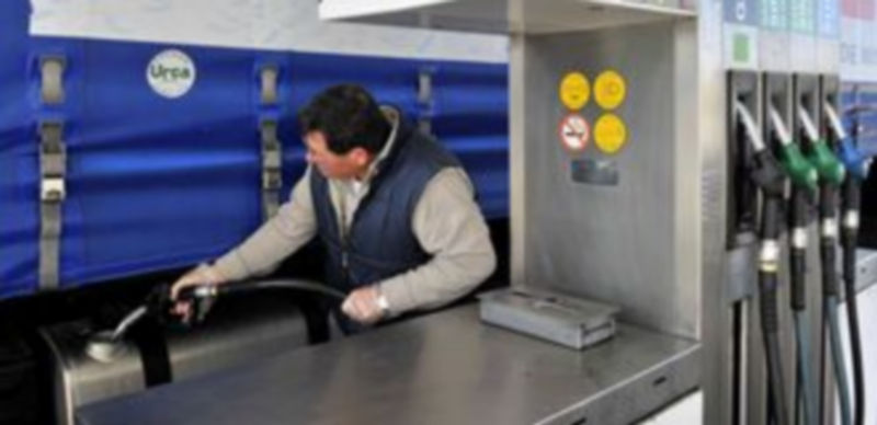 El precio del combustible sigue al alza. Un conductor profesional