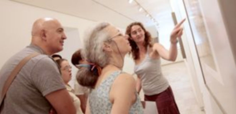 Momento en el que una de las guías del museo pone en relación a diferentes artistas con los autores en los que se han inspirado. / Lara Mazagatos